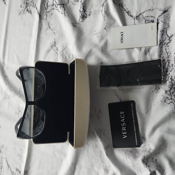 Versace sunglasses with authentication card and box - Picture 1 of 8